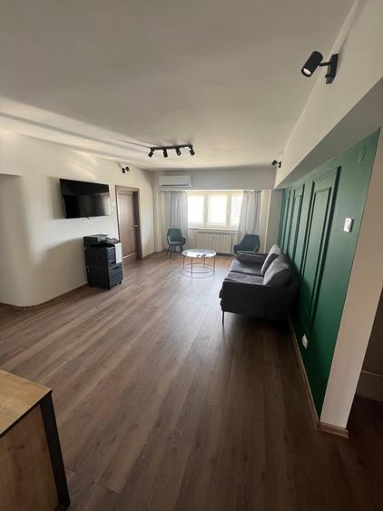 Apartament cu 4 camere semidecomandat, mobilat în P-ța Unirii