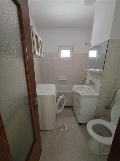 Apartament cu 4 camere semidecomandat în Răcădău