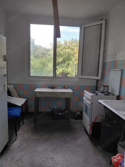 Apartament cu 3 camere semidecomandat în Țiglina 1