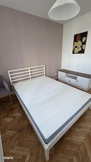 Apartament cu 3 camere semidecomandat în Tei
