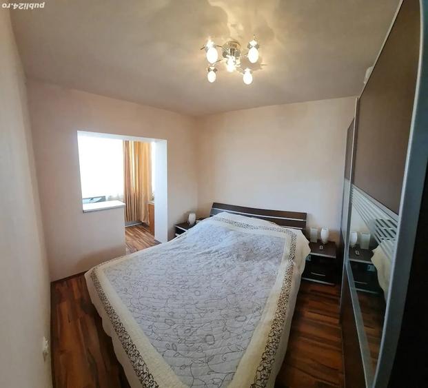 Apartament cu 4 camere decomandat în Tractorul