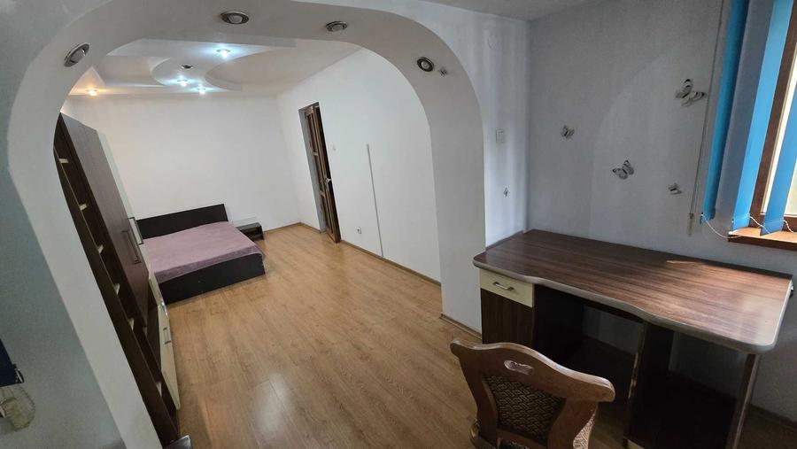 Apartament cu 2 camere decomandat în Podu Roș