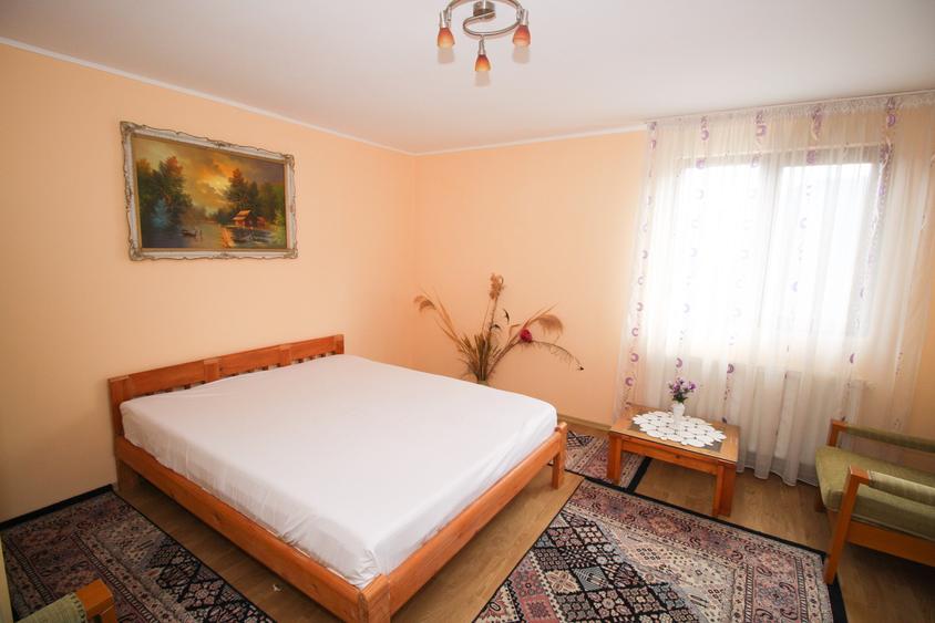 Casă individuală cu 8 camere cu Canalizare în Central