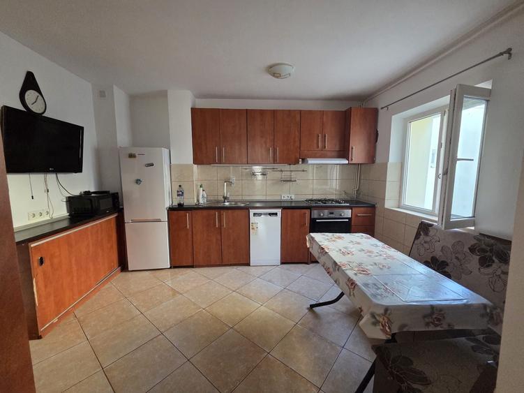 Apartament cu 3 camere decomandat în Doamna Ghica
