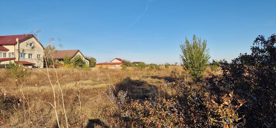 Teren Construcții intravilan de 700 mp, în Est