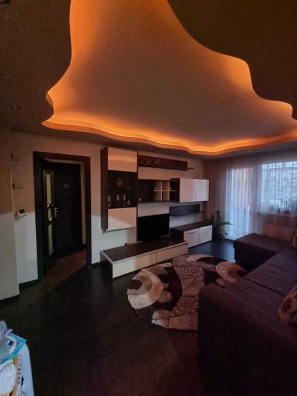 Apartament cu 3 camere semidecomandat în Craiovița Nouă