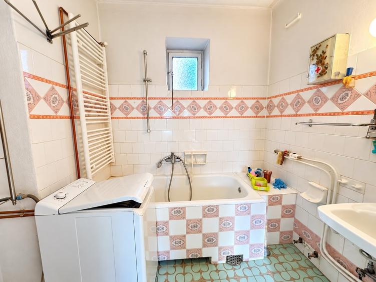 Casă individuală cu 4 camere cu Canalizare în Cugir