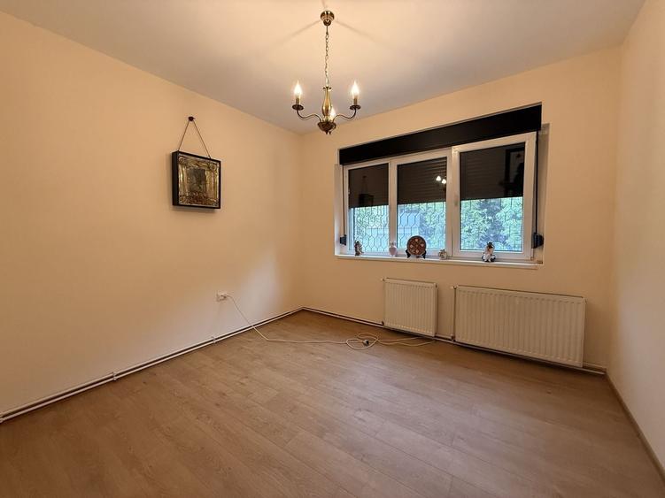 Apartament cu 4 camere semidecomandat în Primăverii
