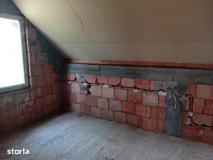 Casă cu 7 camere cu Teren 4500 Mp în Iratoșu