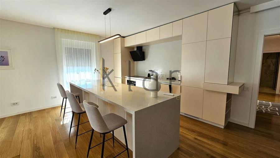 Apartament cu 4 camere semidecomandat, mobilat în Zorilor