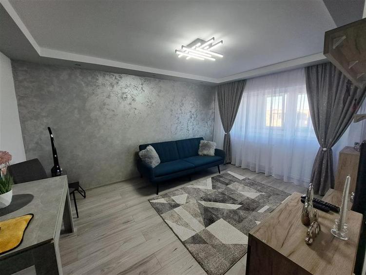 Apartament cu 3 camere decomandat în Apollo