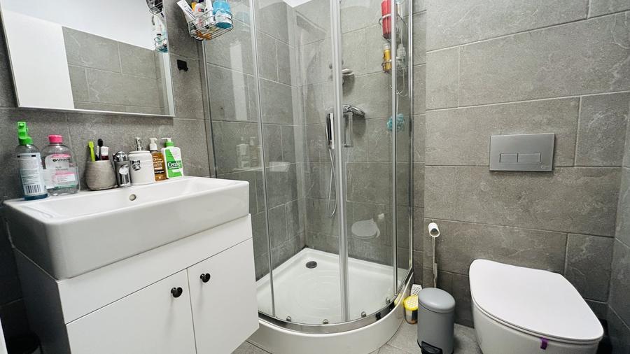 Apartament cu 3 camere semidecomandat în Chitila