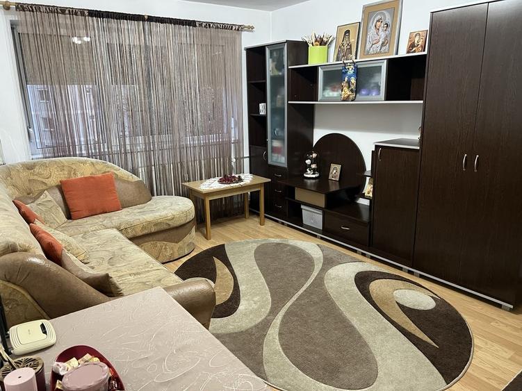 Apartament cu 3 camere semidecomandat în Rogerius