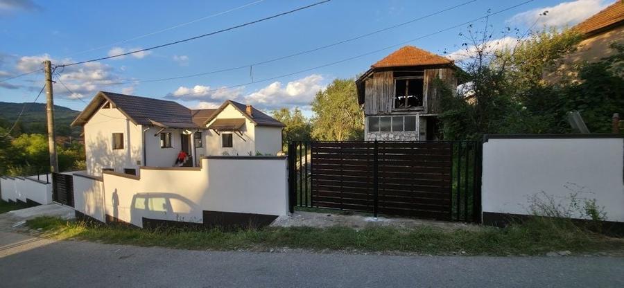 Casă cu 4 camere cu Teren 3468 Mp în Central