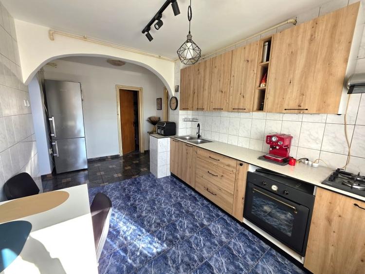 Apartament cu 4 camere semidecomandat în Brâncoveanu