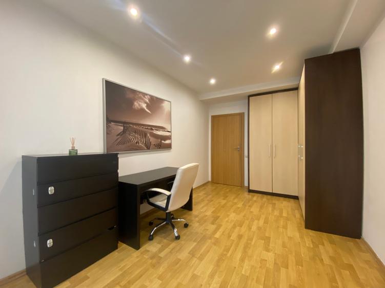 Apartament cu 3 camere semidecomandat, mobilat în Pipera
