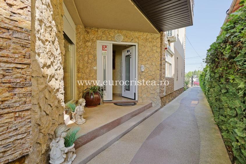 Casă cu 14 camere cu Canalizare în Central