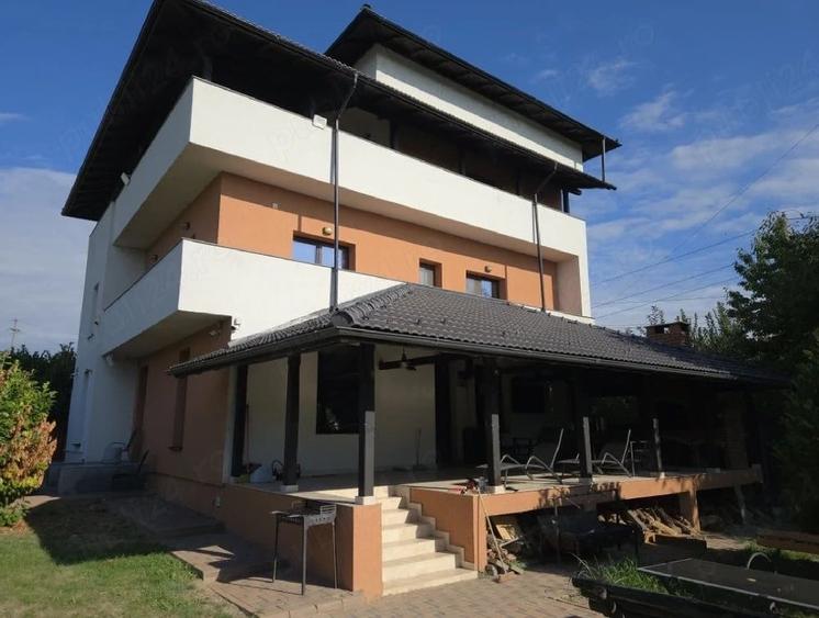 Casă cu 7 camere cu Teren 600 Mp în Traian