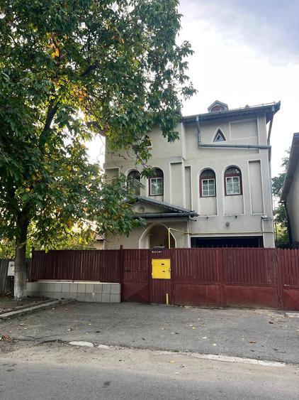 Casă individuală cu 4 camere cu Garaj în Exterior Sud