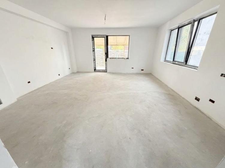 Duplex cu 4 camere cu Canalizare în Exterior Sud