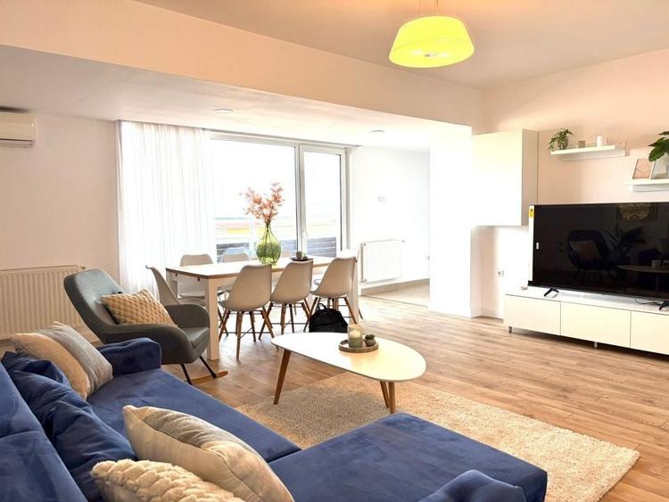 Apartament cu 5 camere semidecomandat, mobilat în Bună Ziua