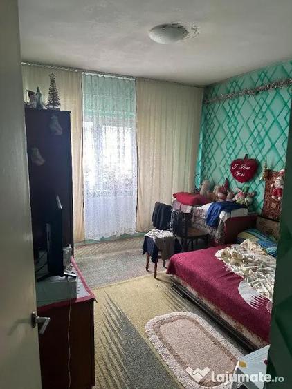 Apartament cu 4 camere decomandat în Peco