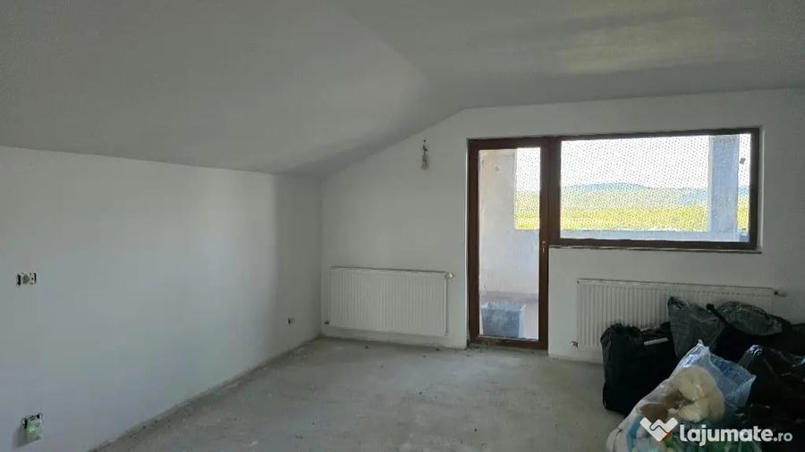 Casă cu 8 camere cu Teren 830 Mp în Brănișca