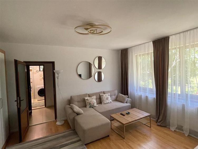 Apartament cu 3 camere semidecomandat, mobilat în Ultracentral