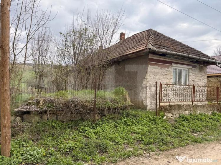 Casă cu 2 camere cu Teren 2600 Mp în Chinteni