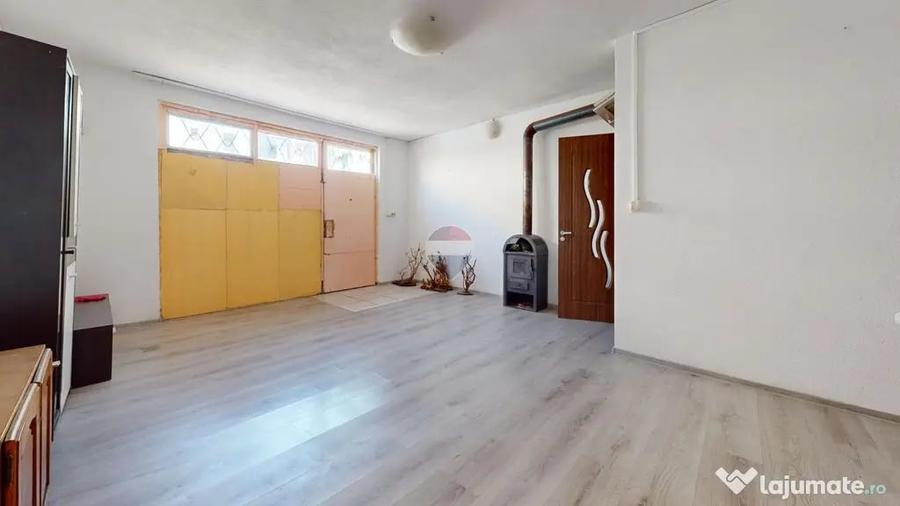 Apartament cu 3 camere semidecomandat în Florilor