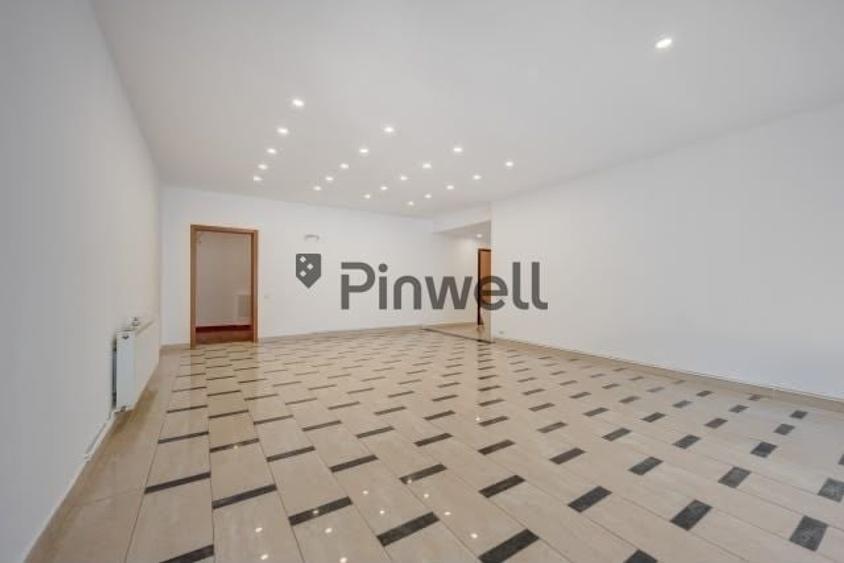 Apartament cu 4 camere decomandat în Primăverii
