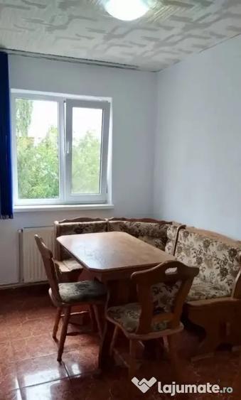 Apartament cu 3 camere semidecomandat în Florilor