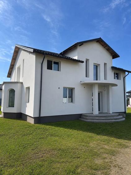 Casă cu 4 camere în Exterior Vest