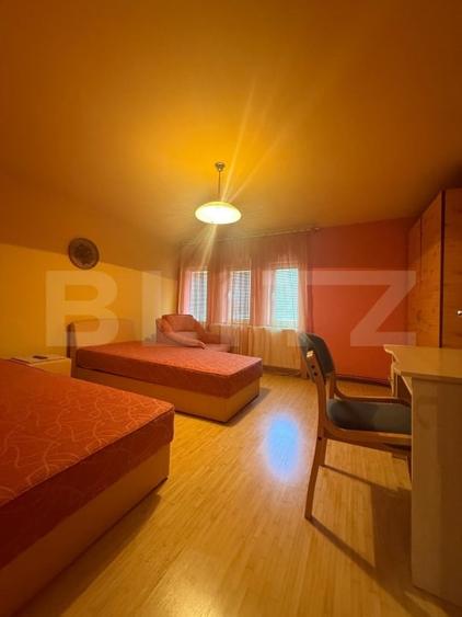 Apartament cu 3 camere semidecomandat, mobilat în Central