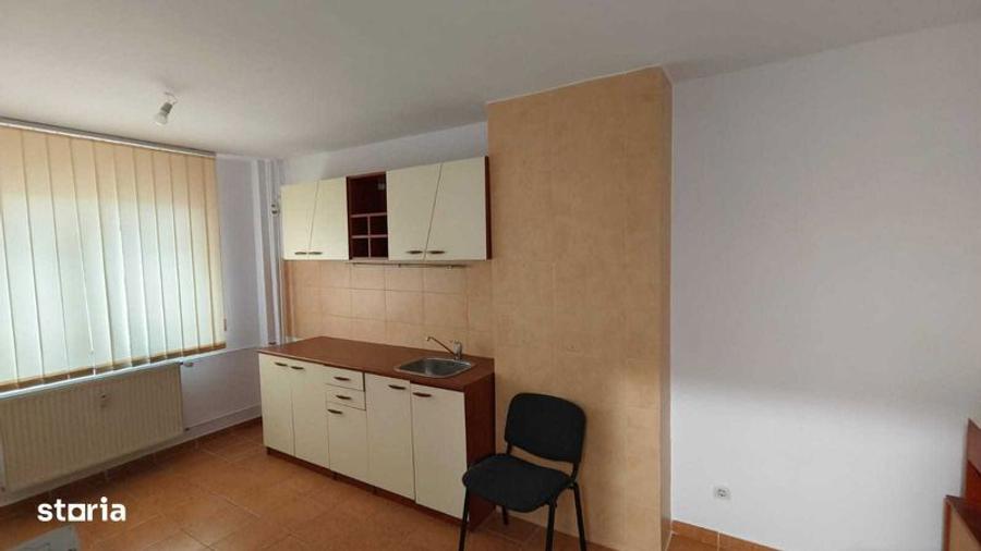 Apartament cu 4 camere semidecomandat în Turda