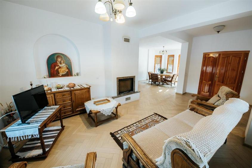 Casă individuală cu 6 camere cu Teren 5800 Mp în Bucșoaia
