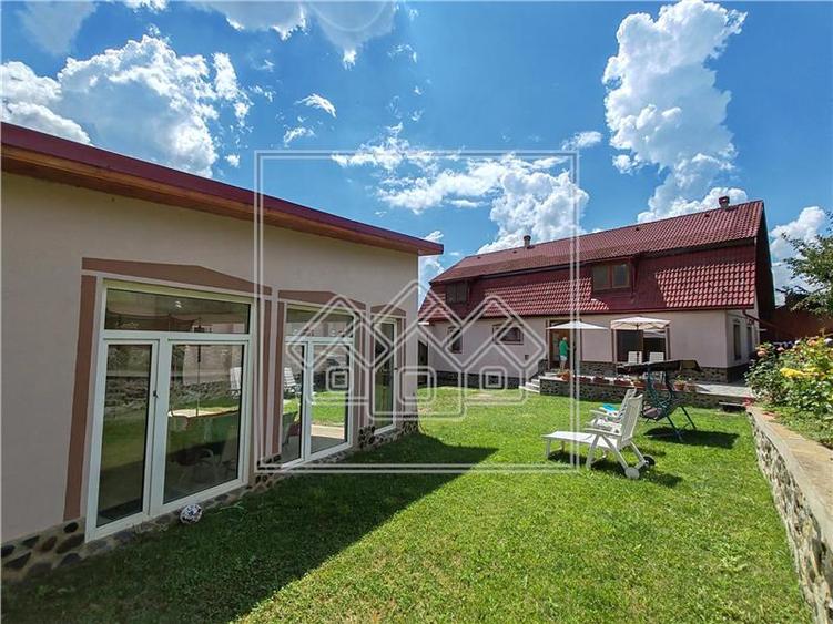Casă individuală cu 6 camere cu Canalizare în Mohu