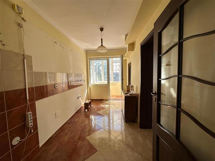 Apartament cu 3 camere semidecomandat în Aeroport