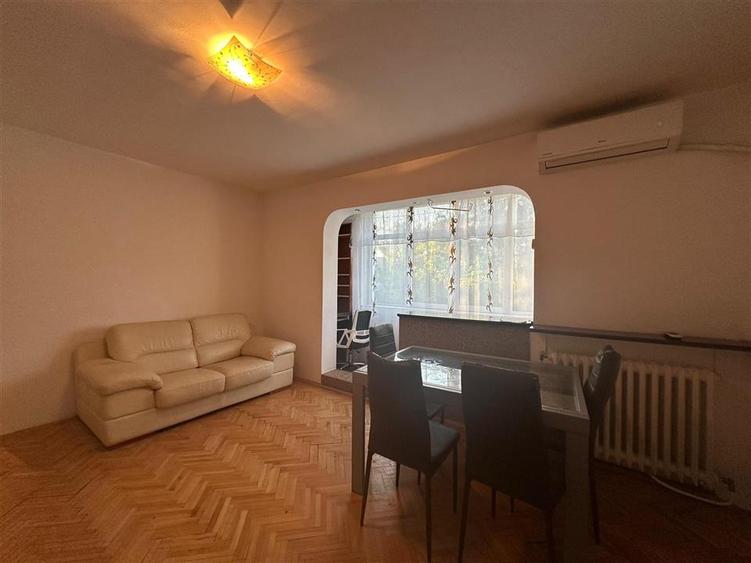 Apartament cu 3 camere semidecomandat în Podu Roș