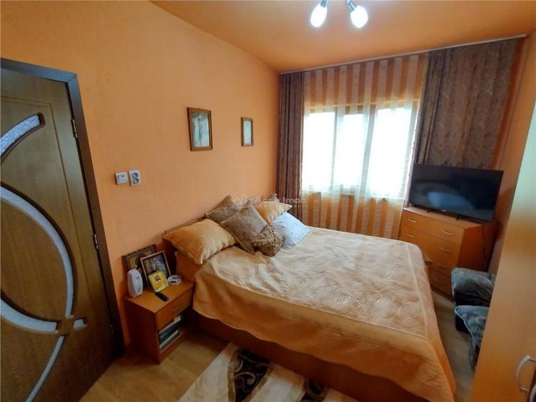 Apartament cu 3 camere decomandat în Bozovici