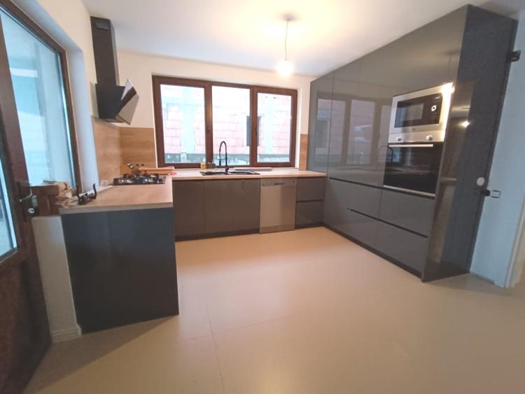 Casă individuală cu 5 camere cu Teren 300 Mp în Lancrăm