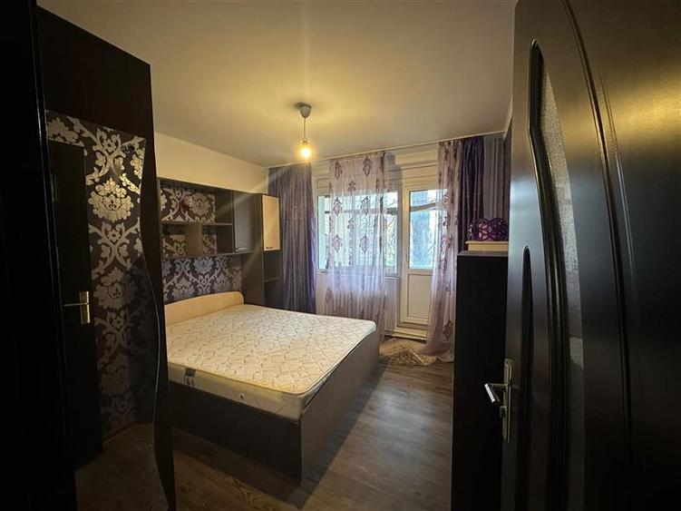 Apartament cu 3 camere semidecomandat, mobilat în Podu Roș