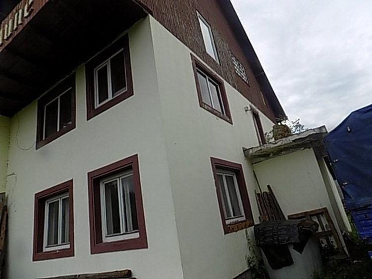 Casă individuală cu 8 camere cu Canalizare în Nord