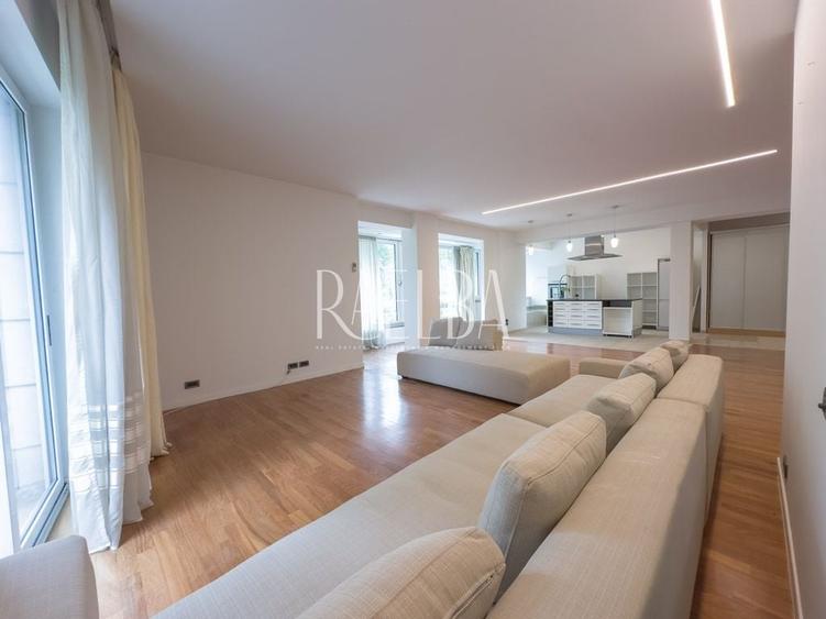 Apartament cu 3 camere semidecomandat în Primăverii