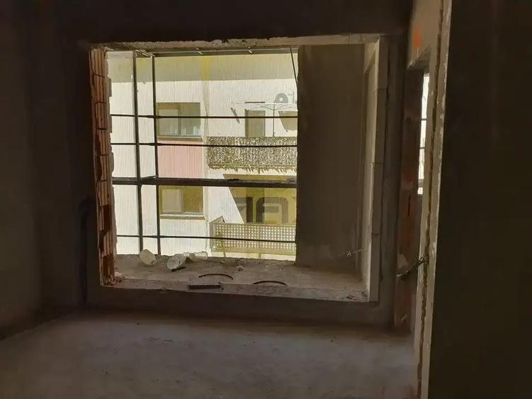 Apartament cu 4 camere decomandat în Titan