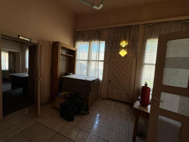 Casă individuală cu 7 camere cu Canalizare în Ultracentral