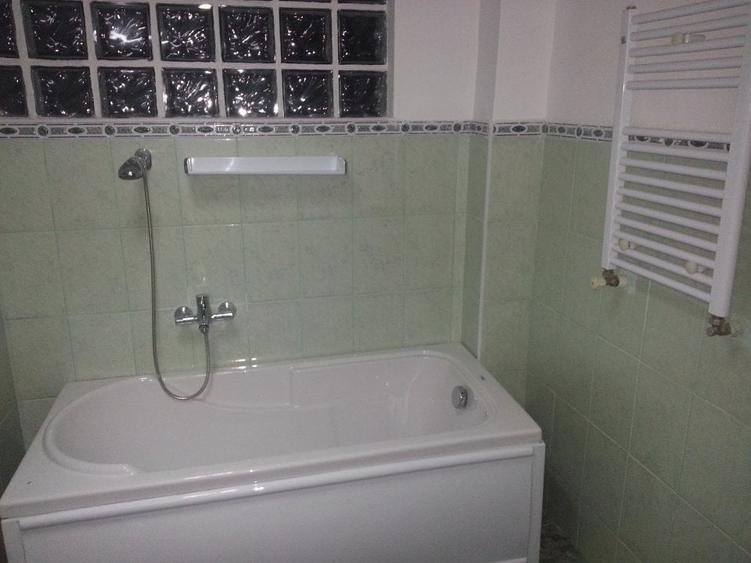 Casă cu 30 camere cu Canalizare în 13 Septembrie