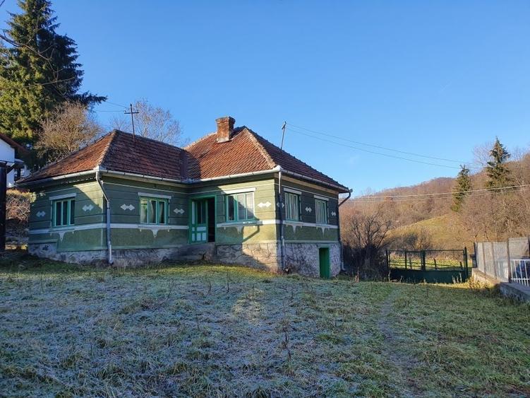 Casă cu 3 camere decomandat în Hărțăgani