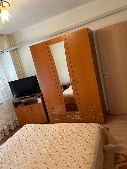 Apartament cu 3 camere decomandat în Calea București