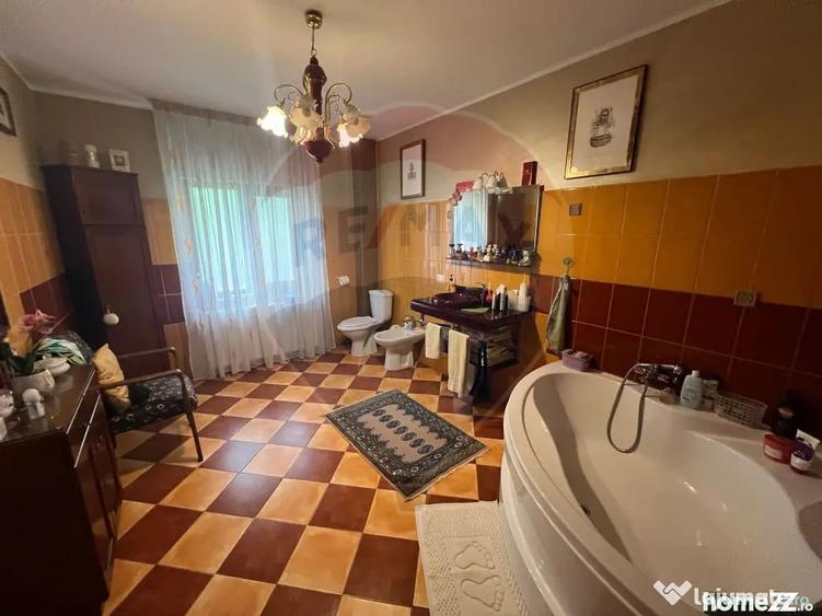 Casă cu 7 camere cu Teren 983 Mp în Garoafa